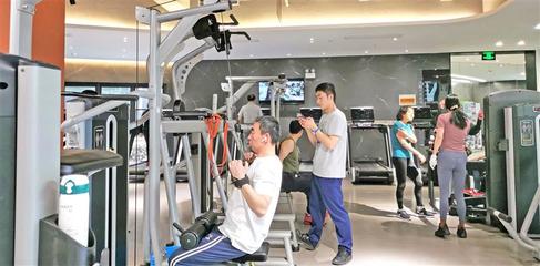 健身房里銀發(fā)族多起來(lái) 專(zhuān)家建議選擇適合的運(yùn)動(dòng)項(xiàng)目